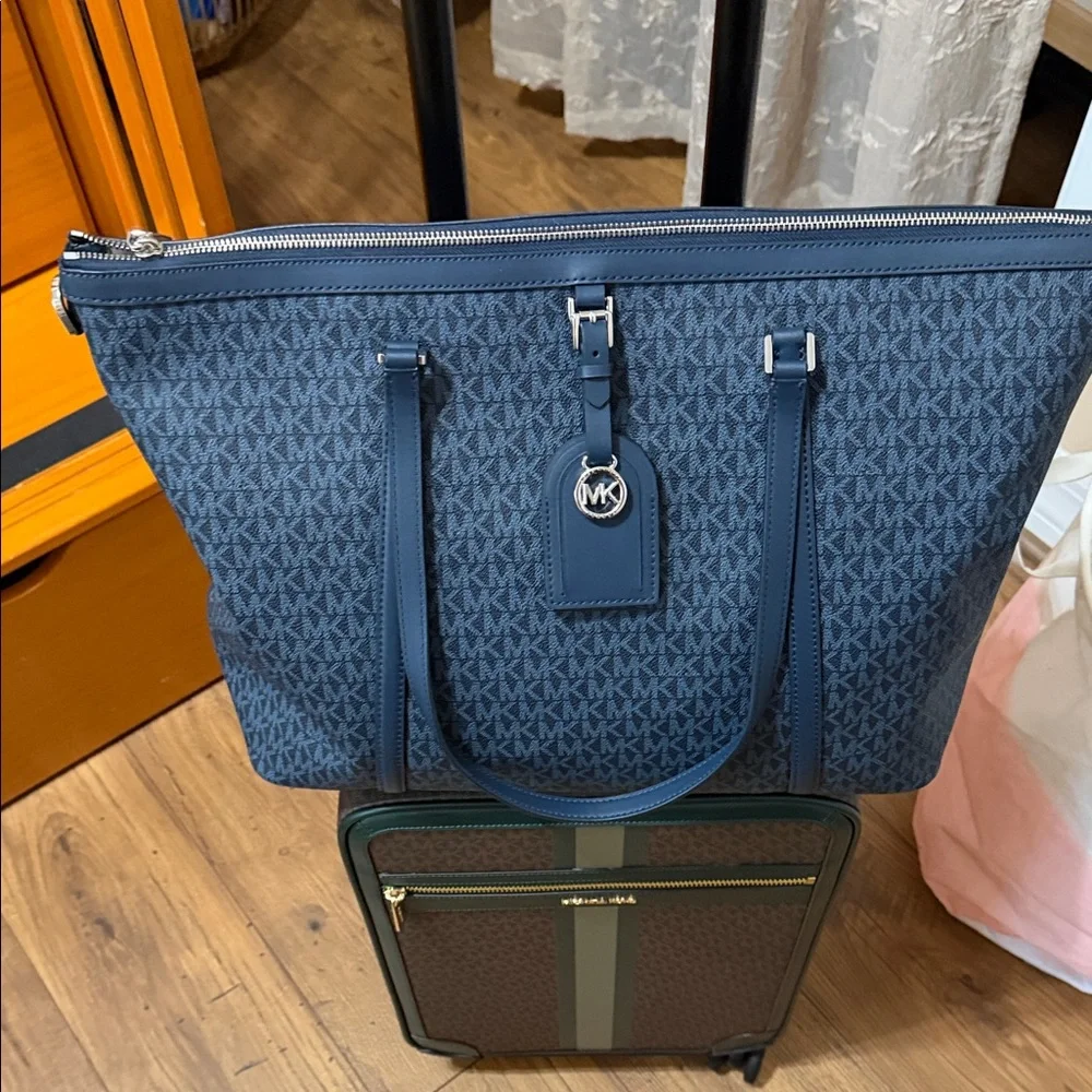 Michael Kors Dark Blue Signature Tote - Picture 10 of 15